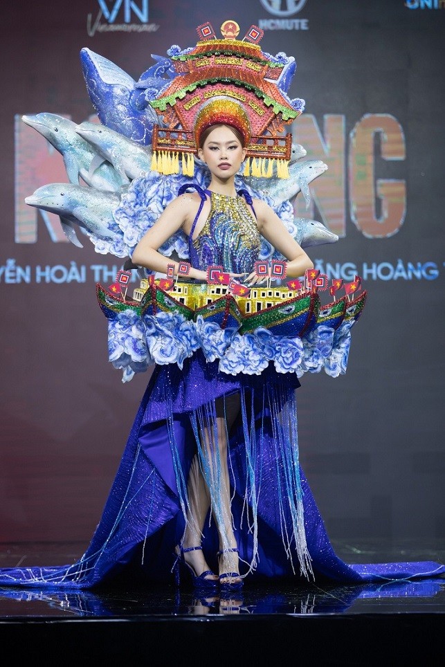 Thí sinh Đặng Hoàng Tâm Như trình diễn trang phục 'Ngư ông' của NTK Nguyễn Hoài Thanh.