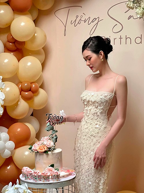 Đầm hai dây dáng mảnh, khoét eo táo bạo giúp Tường San sexy và duyên dáng hơn trong tiệc sinh nhật 22 tuổi.