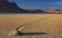 Mỹ: Bí ẩn những tảng đá tự di chuyển dười lòng hồ khô cạn ở thung lũng Chết