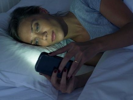 Dùng điện thoại trước khi đi ngủ có thể gây lão hóa da