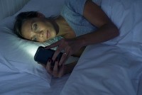 Dùng điện thoại trước khi đi ngủ có thể gây lão hóa da