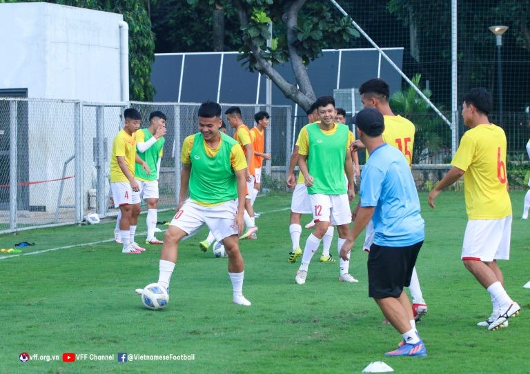 U23 Đông Nam Á 2022: Các cầu thủ U19 Việt Nam trên sân tập tại Indonesia