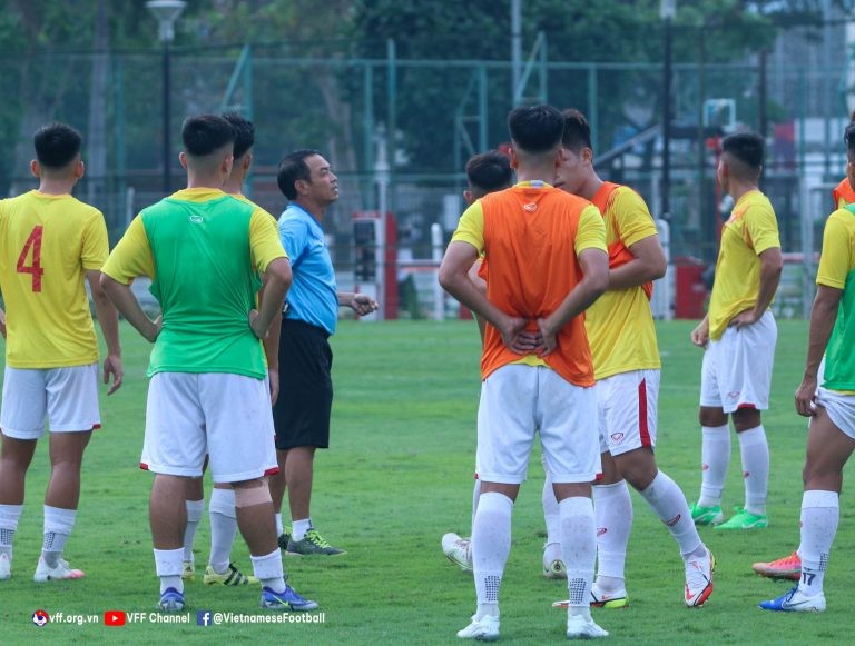 U23 Đông Nam Á 2022: Các cầu thủ U19 Việt Nam trên sân tập tại Indonesia