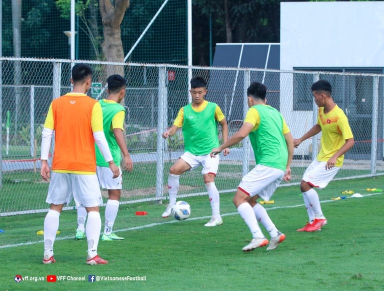 U23 Đông Nam Á 2022: Các cầu thủ U19 Việt Nam trên sân tập tại Indonesia