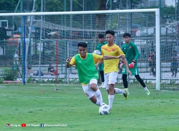 U23 Đông Nam Á 2022: Các cầu thủ U19 Việt Nam trên sân tập tại Indonesia