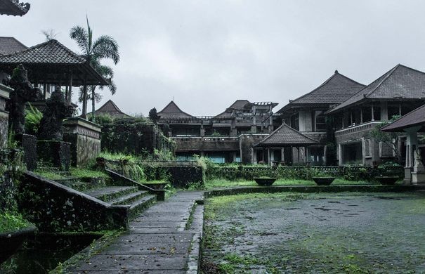 Bali: Biệt thự 'ma ám' bỏ hoang hút khách du lịch tời thăm hàng ngày