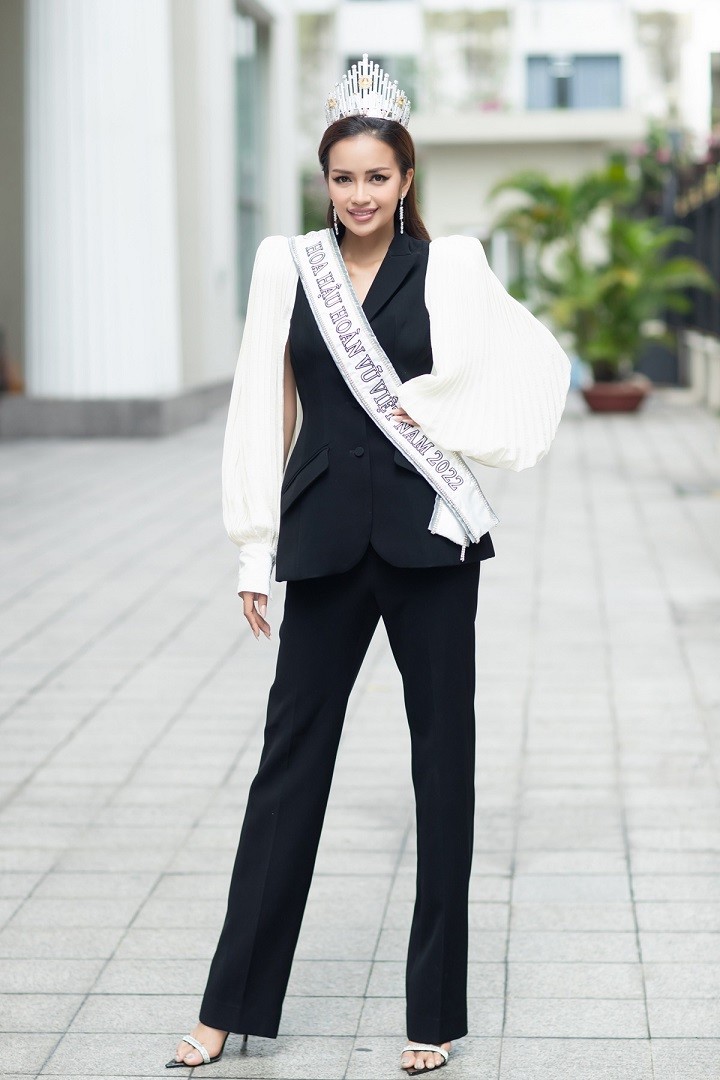 Hoa hậu Hoàn vũ Việt Nam 2022 và hai á hậu giao lưu người hâm mộ