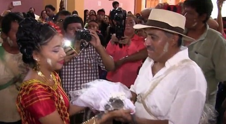 Thị trưởng kết hôn với cá sấu để cầu mong sự may mắn cho ngư dân