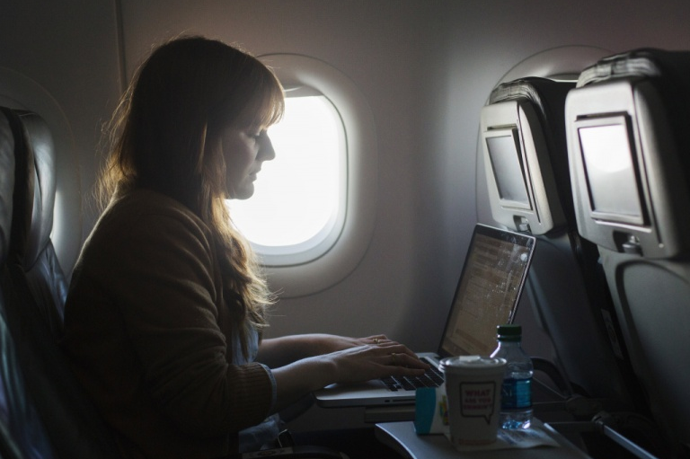 Hàng không Mỹ gặp khó sau lệnh cấm mang laptop lên máy bay