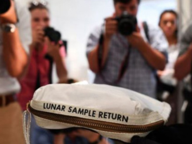 "Túi bụi Mặt Trăng" của nhà du hành Neil Armstrong có chủ nhân mới