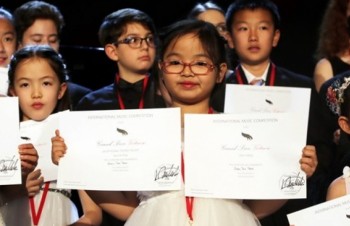 Bé gái Việt 7 tuổi giành giải nhất cuộc thi piano quốc tế ở New York