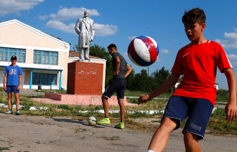 Giấc mơ bóng đá ở ngôi làng Nga được tiếp sức giữa mùa World Cup