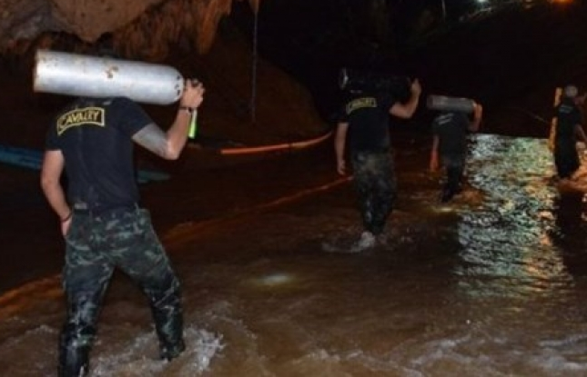 Thái Lan: Giải cứu đội bóng nhí ra khỏi hang, có thể mất tới 4 tháng