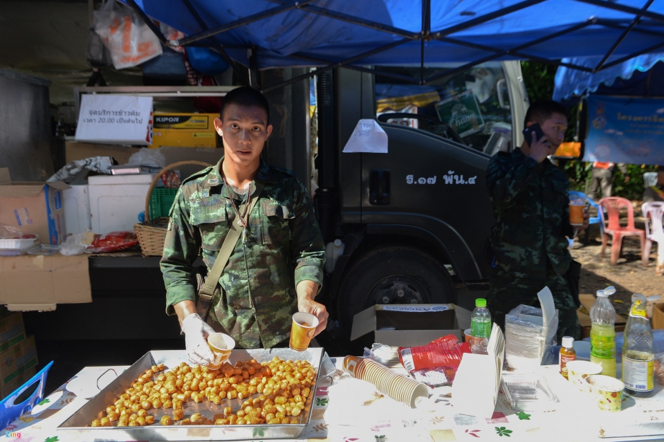 doi giai cuu lam viec hoi ha o cua hang sau khi tho lan thiet mang