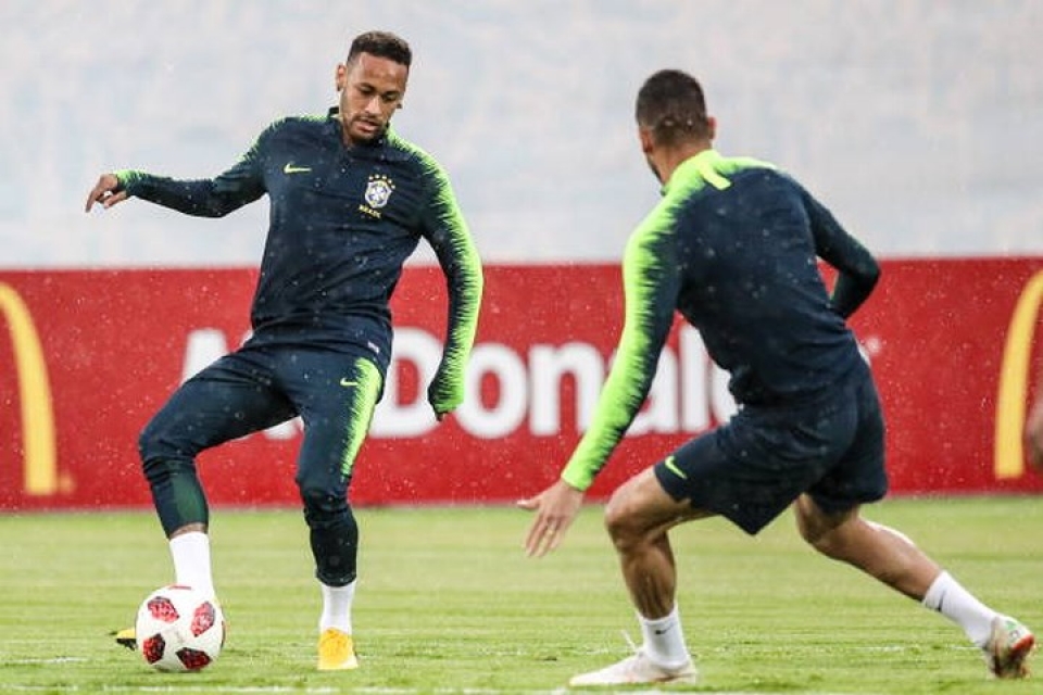 neymar dien hai tren san tap dong doi cuoi ra nuoc mat