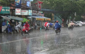 Vùng áp thấp tiếp tục mạnh lên, mưa dông diễn ra trên cả nước