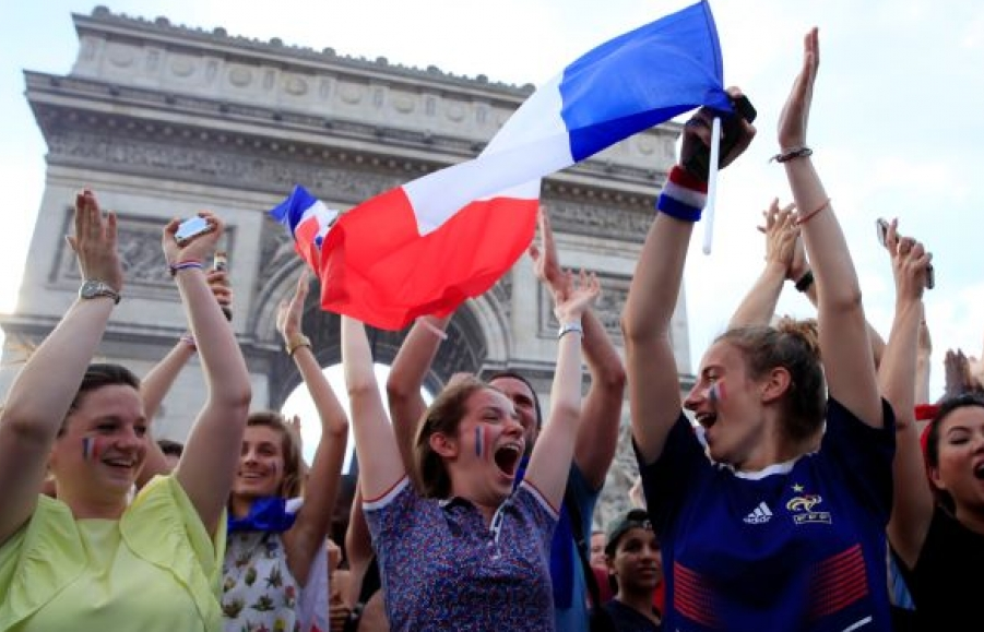 Đại lộ Champs-Elysées chật kín sau chiến thắng của tuyển Pháp