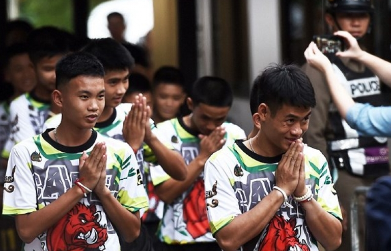 Cuộc tái xuất đầy ngoạn mục của đội bóng thiếu niên Thái Lan
