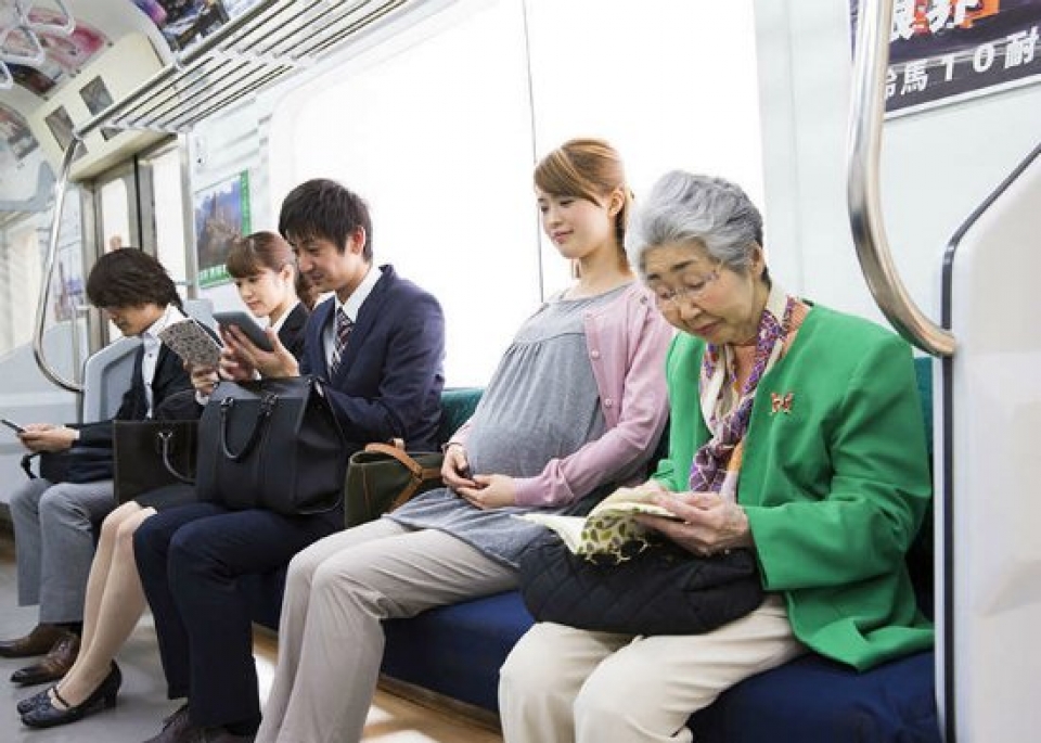 Nhật Bản: Người già không cần nhường ghế trên tàu điện ngầm