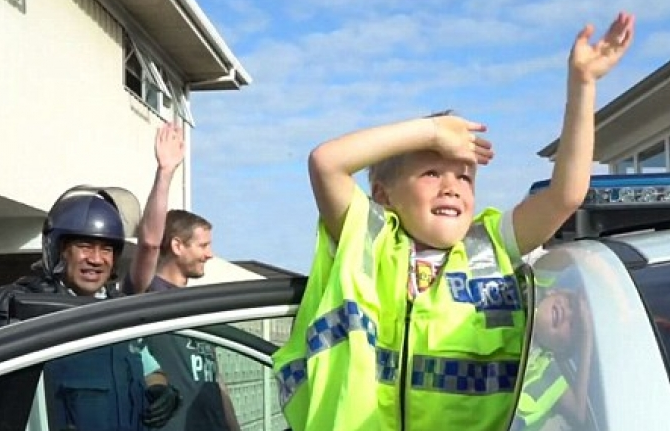Bé 5 tuổi gọi đường dây nóng mời cảnh sát đến mừng sinh nhật