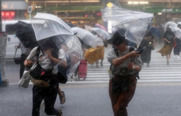 Hết lũ lụt và nắng nóng, Nhật Bản lại hứng chịu bão lớn Jongdari