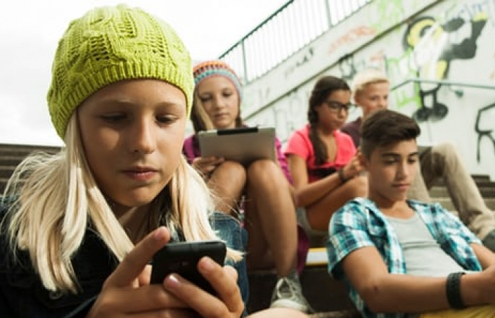 Pháp cấm học sinh sử dụng điện thoại thông minh ở trường