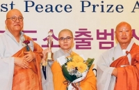 Chủ tịch Hội Phật tử Việt Nam tại Hàn Quốc nhận Giải thưởng hòa bình Phật giáo thế giới