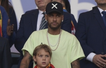 Chống đối ra mặt, Neymar nhận án phạt nặng