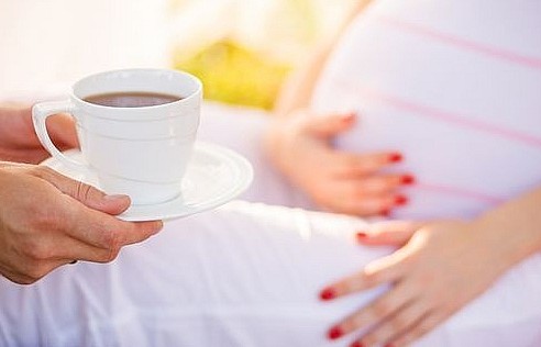 Cảng báo: Uống quá nhiều cà phê khi mang thai có thể làm hỏng gan của em bé