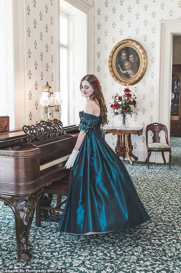 Cô gái chi cả trăm triệu đồng mua váy áo để sống như quý tộc thế kỷ 19