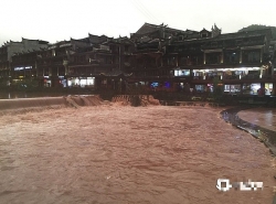 Trung Quốc: Phượng Hoàng cổ trấn 2.000 năm tuổi ngập lụt giữa lo lắng vỡ đập Tam Hiệp