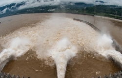 Trung Quốc: Sông Trường Giang đón lũ số 1, đập Tam Hiệp mở 3 cửa xả