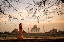 Bất chấp khủng hoảng Covid-19, Ấn Độ vẫn mở lại đền Taj Mahal