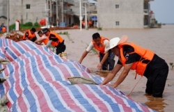 Trung Quốc cảnh báo còn nhiều trận lũ mới, sông Trường Giang chưa hết báo động