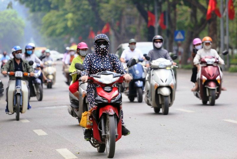 du bao thoi tiet ngay va dem nay 237 phia tay bac bo cuc bo co mua vua mua to bac trung bo co noi tiep dien nang nong gay gat