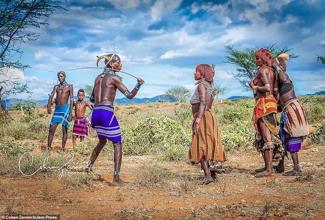 Sắc màu và sự đa dạng văn hóa của các bộ tộc châu Phi sẽ khiến bạn khám phá một thế giới mới lạ và thú vị. Hãy xem những hình ảnh liên quan để hiểu rõ hơn về những truyền thống và phong tục của những bộ tộc này.