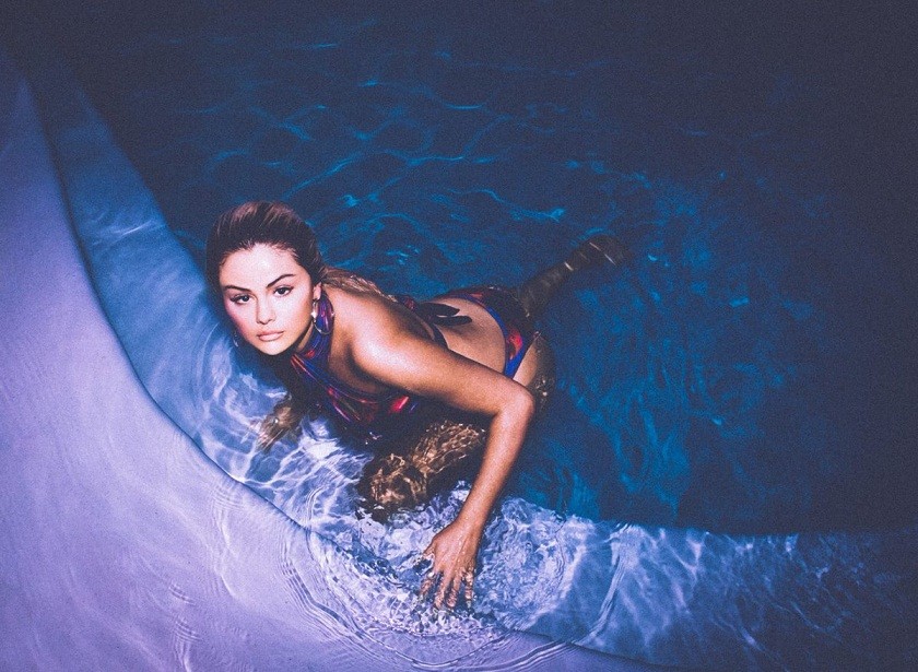 Ca sĩ Selena Gomez nóng bỏng với loạt ảnh đồ bơi tự thiết kế
