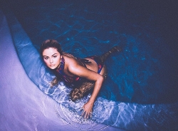 Ca sĩ Selena Gomez tự tin thực hiện loạt ảnh với đồ bơi tự thiết kế