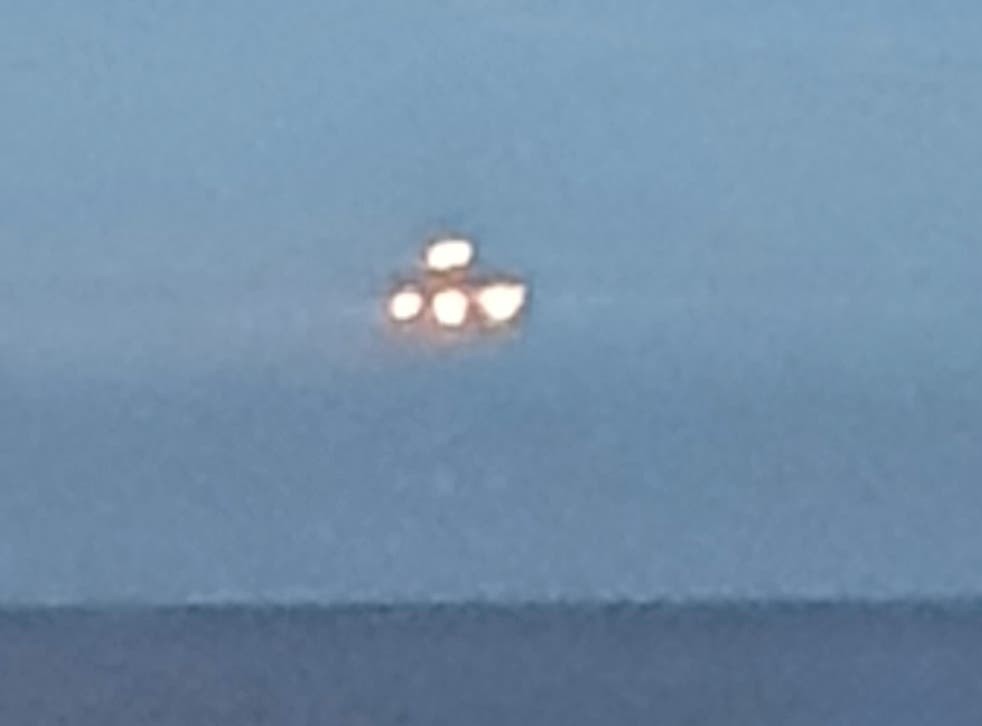 Anh: Người dân chụp được hình ảnh vật thể lạ không xác định như UFO trên bờ biển