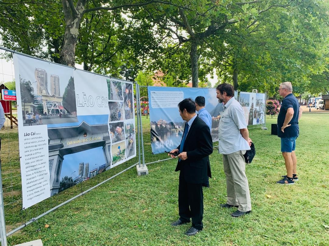 Triển lãm ảnh quảng bá về Việt Nam tại thành phố Fonyód, Hungary