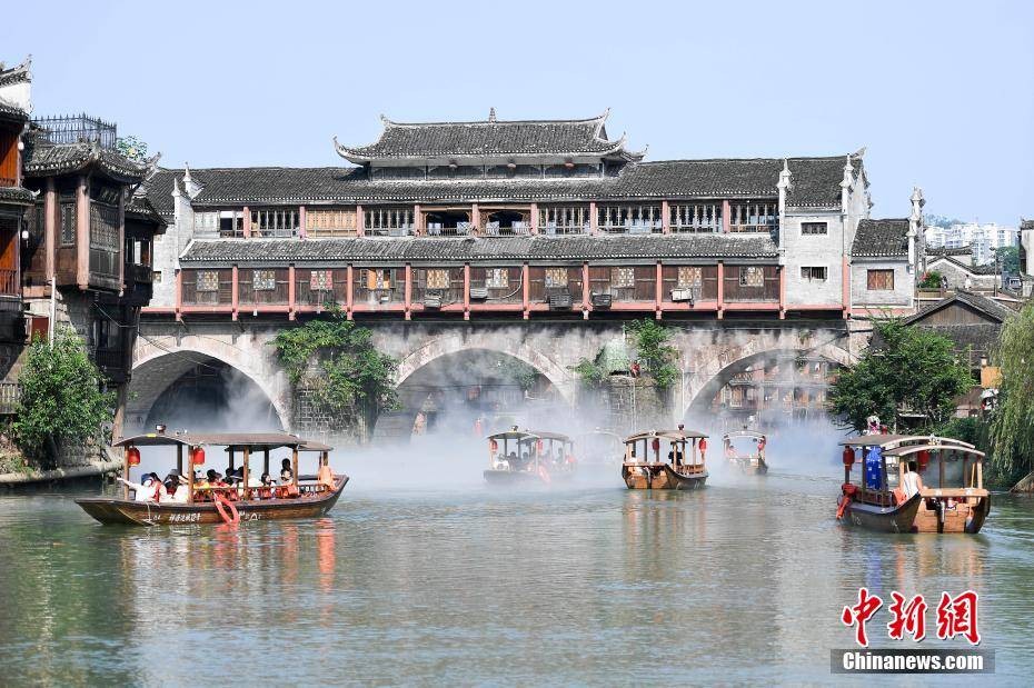 Trung Quốc: Phượng Hoàng cổ trấn phun sương phục vụ du khách chụp ảnh