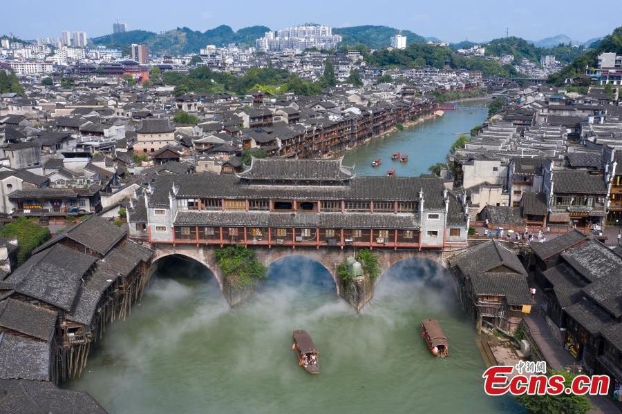 Phượng Hoàng cổ trấn toạ lạc ở thành phố Phượng Hoàng, tỉnh Hồ Nam (phía Nam Trung Quốc) được bình chọn là một trong những cổ trấn đẹp nhất ở nước này.