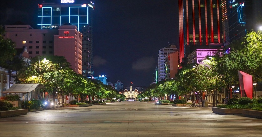 TP. Hồ Chí Minh yêu cầu toàn bộ cửa hàng, cơ sở kinh doanh đóng cửa từ 18h hôm trước đến 6h sáng hôm sau, trừ một số trường hợp.