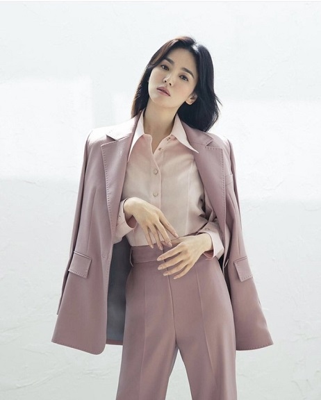 Bí quyết chọn trang phục giúp Song Hye Kyo trẻ đẹp hơn tuổi