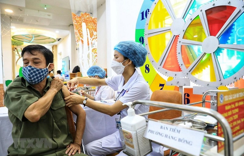 Số ca mắc Covid-19 ở Việt Nam có thể gia tăng do biến chủng mới và cách phòng chống hữu hiệu vẫn là tiêm vaccine. (Nguồn: TTXVN)