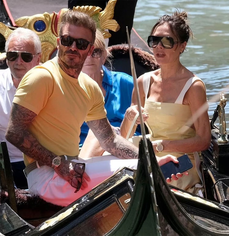 Hôm 5/7, vợ chồng Becks cùng bố mẹ Vic có chuyến đi du ngoạn Venice trên con thuyền gondola truyền thống. Cặp sao mặc trang phục vàng trắng đồng điệu.