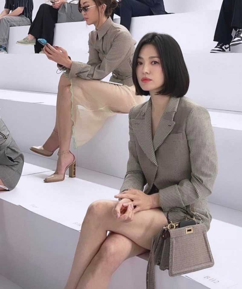 Song Hye Kyo ngồi hàng ghế VIP khi góp mặt trong show. Cô mặc đồ của thương hiệu Fendi, khoe đôi chân thon. Nhiều khán giả nhận xét nữ diến gầy đi, chân càng nhỏ nhắn hơn.