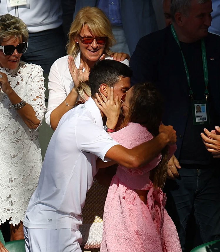 Vợ chồng Djokovic dành cho nhau nụ hôn thắm thiết trong tiếng vỗ tay chúc mừng của khán giả.