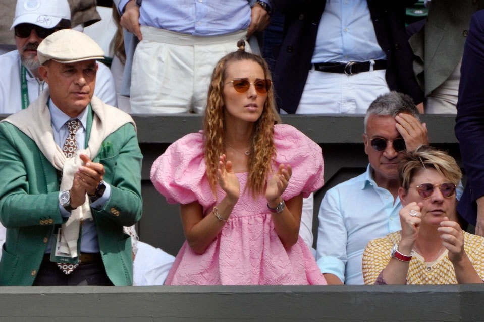 Jelena cổ vũ hết mình cho chồng suốt từ đầu giải Wimbledon. Người đẹp ngồi cùng bố mẹ chồng.
