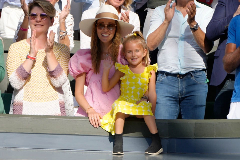 Jelena và con gái 4 tuổi chúc mừng Djokovic vô địch Wimbledon. Vợ chồng tay vợt người Serbia còn có một cậu con trai, Stefan, 8 tuổi.